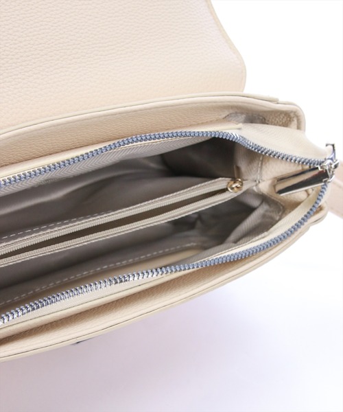 CLEAR BASIC（クリアベーシック）の「ロゴメタル2WAYフラップハンドバッグ［大人 カジュアル 着回し力抜群］（ハンドバッグ・レディース・ブラック/ブルーグレー/アイボリー・F）」の12枚目の写真