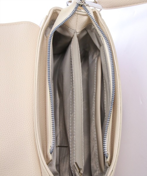 CLEAR BASIC（クリアベーシック）の「ロゴメタル2WAYフラップハンドバッグ［大人 カジュアル 着回し力抜群］（ハンドバッグ・レディース・ブラック/ブルーグレー/アイボリー・F）」の13枚目の写真