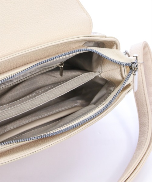 CLEAR BASIC（クリアベーシック）の「ロゴメタル2WAYフラップハンドバッグ［大人 カジュアル 着回し力抜群］（ハンドバッグ・レディース・ブラック/ブルーグレー/アイボリー・F）」の14枚目の写真
