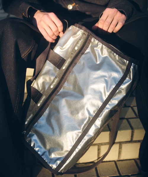 LeSportsac（レスポートサック）の「【LeSportsac for ADAM ET ROPE'】Exclusive Deluxe Med Weeknder（ボストンバッグ・レディース・シルバー・FREE）」の4枚目の写真