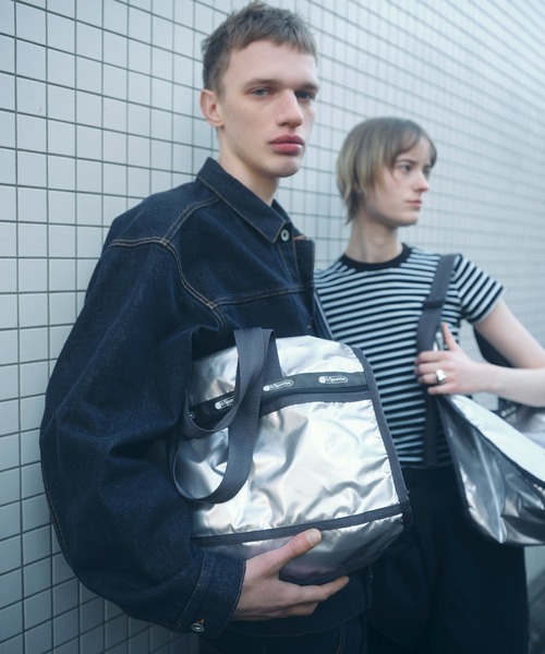 LeSportsac（レスポートサック）の「【LeSportsac for ADAM ET ROPE'】Exclusive Deluxe Med Weeknder（ボストンバッグ・レディース・シルバー・FREE）」の5枚目の写真