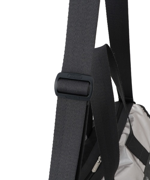 LeSportsac（レスポートサック）の「【LeSportsac for ADAM ET ROPE'】Exclusive Deluxe Med Weeknder（ボストンバッグ・レディース・シルバー・FREE）」の15枚目の写真