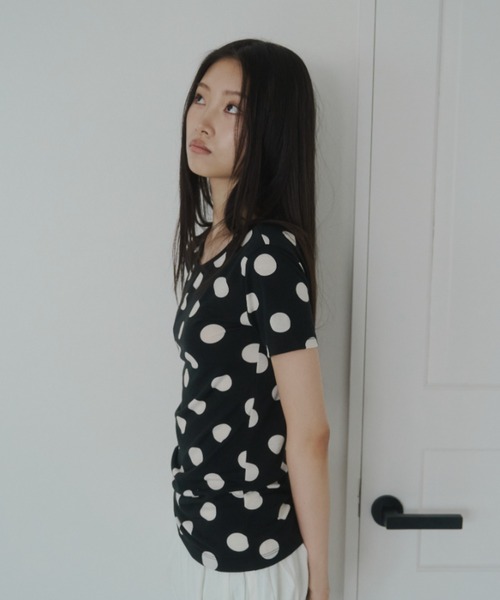 FEKETE(フェケテ)の「polka dot tee / ドットTシャツ(Tシャツ/カットソー・レディース・ホワイト/ブラック・MEDIUM/SMALL/LARGE)」の13枚目の写真