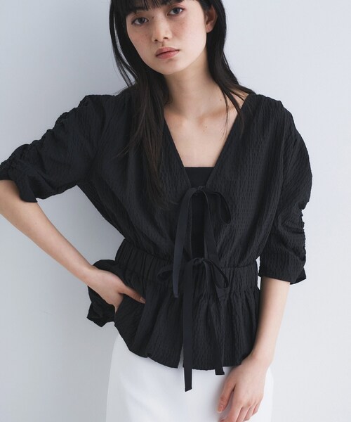 CODE A(コードエー)の「front ribbon peplum blouse(シャツ/ブラウス・レディース・ブラック/アイボリー・00)」の1枚目の写真