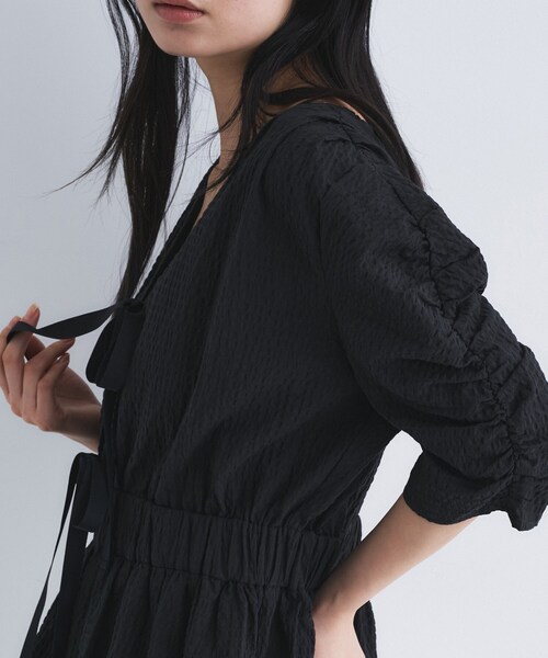 CODE A(コードエー)の「front ribbon peplum blouse(シャツ/ブラウス・レディース・ブラック/アイボリー・00)」の5枚目の写真