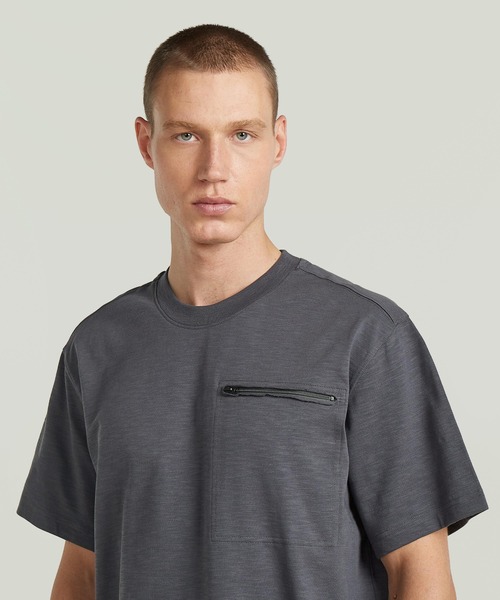 G-STAR(ジースター)の「Distressed Zip Pocket T-Shirt/ジップポケットディテールスラブレギュラーTシャツ(Tシャツ/カットソー・メンズ・オフホワイト/グレー系その他/グリーン系その他・X-LARGE/X-SMALL/LARGE/MEDIUM/SMALL)」の11枚目の写真