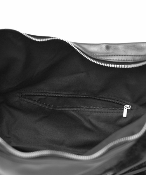 MinoriTY(マイノリティ)の「【MinoriTY】トライアングルアローバックルPUレザーショルダーバッグ メンズ ウィメンズ ユニセックス(ショルダーバッグ・メンズ・ブラック・FREE)」の6枚目の写真
