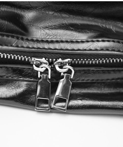 MinoriTY(マイノリティ)の「【MinoriTY】トライアングルアローバックルPUレザーショルダーバッグ メンズ ウィメンズ ユニセックス(ショルダーバッグ・メンズ・ブラック・FREE)」の7枚目の写真