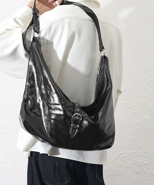 MinoriTY(マイノリティ)の「【MinoriTY】トライアングルアローバックルPUレザーショルダーバッグ メンズ ウィメンズ ユニセックス(ショルダーバッグ・メンズ・ブラック・FREE)」の4枚目の写真