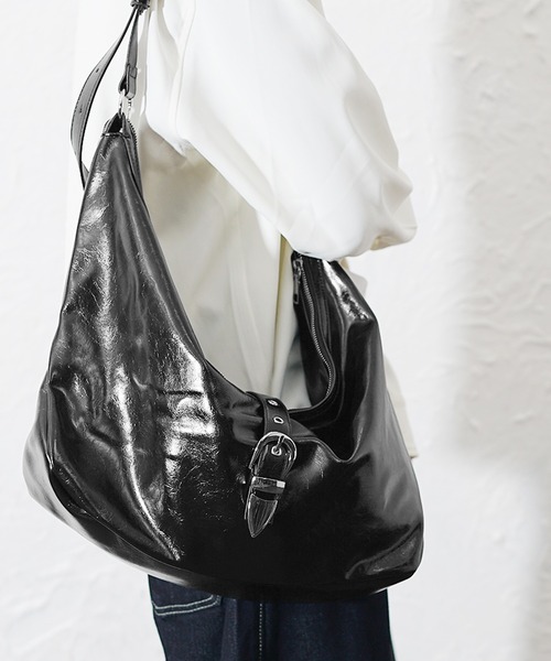 MinoriTY(マイノリティ)の「【MinoriTY】トライアングルアローバックルPUレザーショルダーバッグ メンズ ウィメンズ ユニセックス(ショルダーバッグ・メンズ・ブラック・FREE)」の3枚目の写真