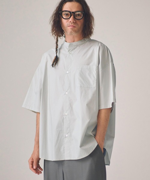 ADAM PATEK(アダムパテック)の「ADAMPATEK/ap embroidery stand collar shirt/タイプライタースタンド半袖ルーズシャツ(シャツ/ブラウス・メンズ・グレー/ホワイト/ダークグレー・2/1)」の2枚目の写真