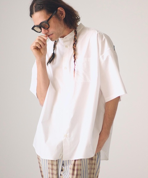 ADAM PATEK(アダムパテック)の「ADAMPATEK/ap embroidery stand collar shirt/タイプライタースタンド半袖ルーズシャツ(シャツ/ブラウス・メンズ・グレー/ホワイト/ダークグレー・2/1)」の1枚目の写真