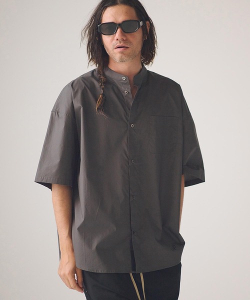 ADAM PATEK(アダムパテック)の「ADAMPATEK/ap embroidery stand collar shirt/タイプライタースタンド半袖ルーズシャツ(シャツ/ブラウス・メンズ・グレー/ホワイト/ダークグレー・2/1)」の3枚目の写真