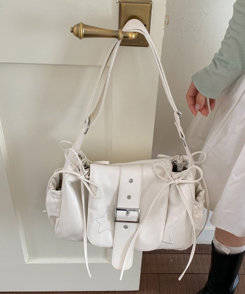 FREE STYLISTS(フリー スタイリスト)の「Y2K リボン チャーム付き横長ベルトハンドルバッグ(ショルダーバッグ・レディース・ブラック/シルバー・FREE)」の15枚目の写真