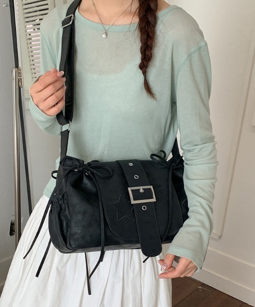 FREE STYLISTS(フリー スタイリスト)の「Y2K リボン チャーム付き横長ベルトハンドルバッグ(ショルダーバッグ・レディース・ブラック/シルバー・FREE)」の20枚目の写真