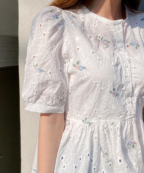 mielu(ミエル)の「フラワー刺繍ペプラムブラウス(シャツ/ブラウス・レディース・ホワイト・LARGE/MEDIUM)」の2枚目の写真