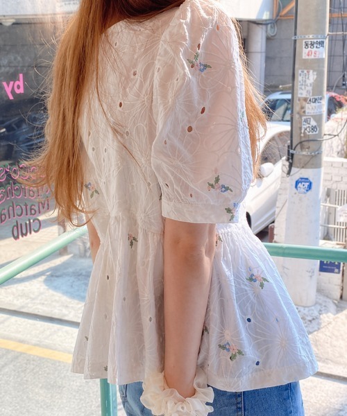 mielu(ミエル)の「フラワー刺繍ペプラムブラウス(シャツ/ブラウス・レディース・ホワイト・LARGE/MEDIUM)」の4枚目の写真