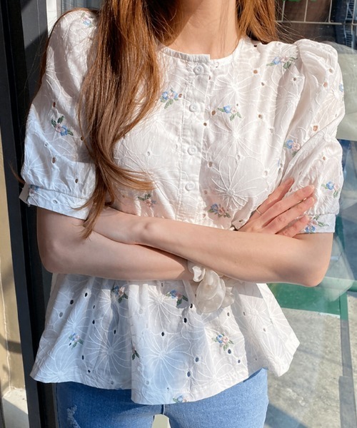 mielu(ミエル)の「フラワー刺繍ペプラムブラウス(シャツ/ブラウス・レディース・ホワイト・LARGE/MEDIUM)」の5枚目の写真