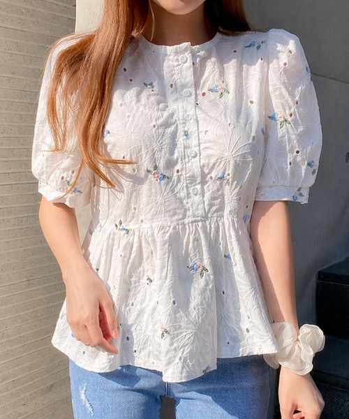 mielu(ミエル)の「フラワー刺繍ペプラムブラウス(シャツ/ブラウス・レディース・ホワイト・LARGE/MEDIUM)」の6枚目の写真