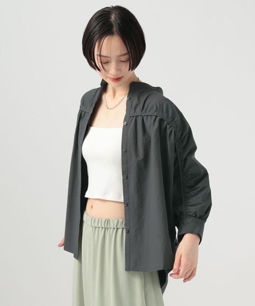 BAYFLOW(ベイフロー)の「ギャザー切替シャツ(シャツ/ブラウス・レディース・セージグリーン/チャコール/ブラウン/ホワイト・FREE)」の3枚目の写真