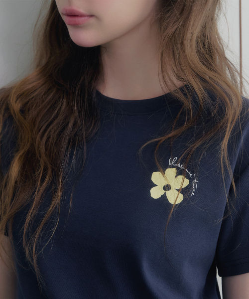 TWEE（トゥウィー）の「レオンフラワープリンティング半袖Tシャツ（Tシャツ/カットソー・レディース・アイボリー/マジェンタ/ネイビー・FREE）」の4枚目の写真
