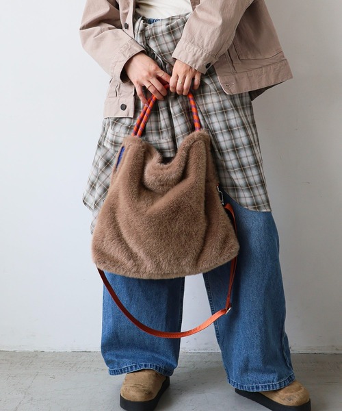 COLDE (コルデ)の「フェイクファー×コードハンドル2wayトートバッグ(トートバッグ・レディース・チャコール/ベージュ・FREE)」の11枚目の写真