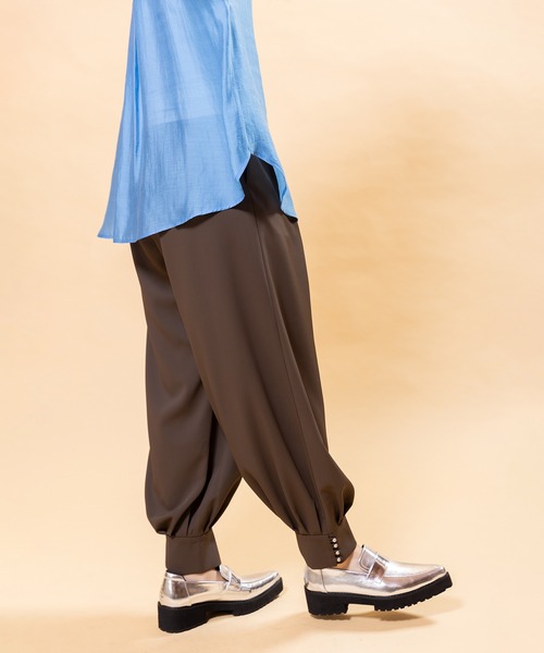 OSMOSIS（オズモーシス）の「ヘムボタンハーレムパンツ（その他パンツ・レディース・ブラウン/グレー/ブラック・ONE SIZE）」の12枚目の写真