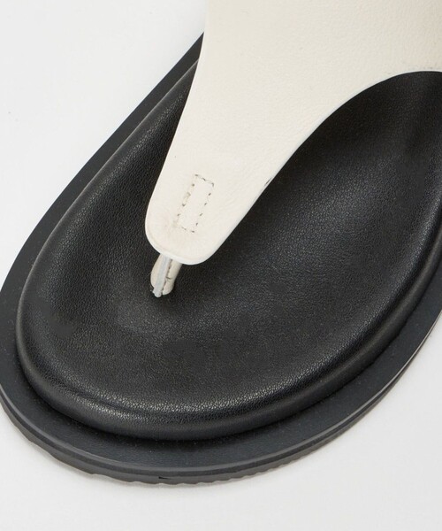 Rouge vif(ルージュヴィフ)の「【Waa.Studios/ワースタジオ】レザートングサンダル KEO SANDAL(サンダル・レディース・ブラック/アイボリー・38/36/37)」の14枚目の写真
