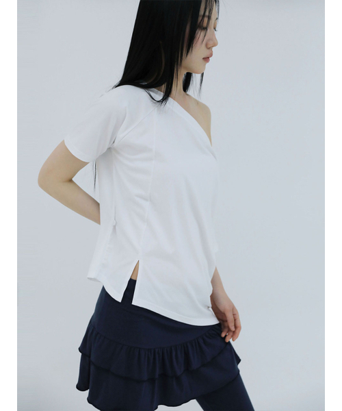 UGLY SHADOW(アグリーシャドウ)の「アンバランスボタンショルダートップス(ホワイト)(Tシャツ/カットソー・レディース・その他・FREE)」の1枚目の写真
