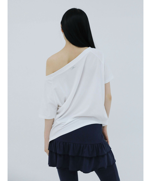 UGLY SHADOW(アグリーシャドウ)の「アンバランスボタンショルダートップス(ホワイト)(Tシャツ/カットソー・レディース・その他・FREE)」の9枚目の写真