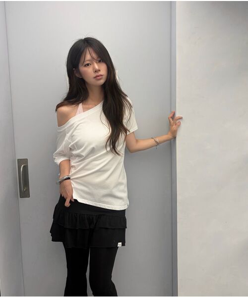UGLY SHADOW(アグリーシャドウ)の「アンバランスボタンショルダートップス(ホワイト)(Tシャツ/カットソー・レディース・その他・FREE)」の2枚目の写真