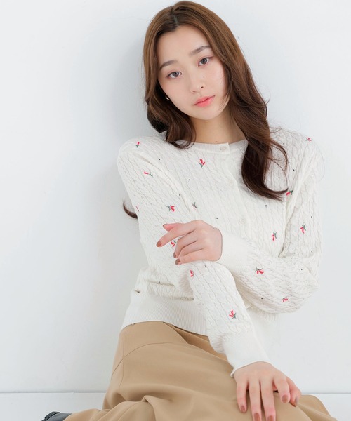 NATURAL BEAUTY BASIC(ナチュラルビューティーベーシック)の「ドットフラワー刺繍カーディガン(カーディガン/ボレロ・レディース・ベージュ系その他/ブラック系その他2/ホワイト系その他・フリ-)」の2枚目の写真