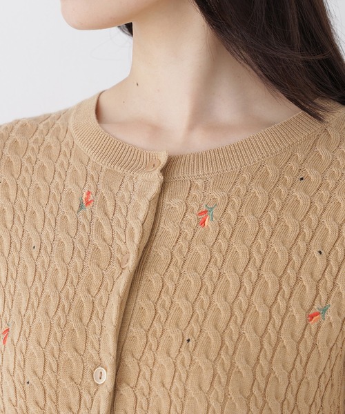NATURAL BEAUTY BASIC(ナチュラルビューティーベーシック)の「ドットフラワー刺繍カーディガン(カーディガン/ボレロ・レディース・ベージュ系その他/ブラック系その他2/ホワイト系その他・フリ-)」の4枚目の写真