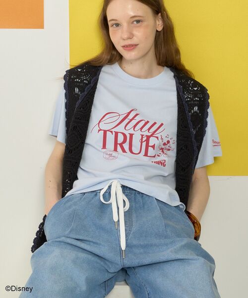 Disney(ディズニー)の「【Mickey&Friends】ビンテージ加工アソートプリントTシャツ(Tシャツ/カットソー・レディース・ダークグレー/サックスブルー/ライトベージュ/オフホワイト・FREE)」の4枚目の写真