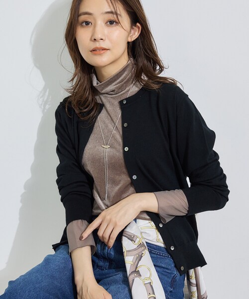 INDIVI(インディヴィ)の「【ウール混/美素材】ベーシック丸首カーディガン(カーディガン/ボレロ・レディース・チャコール/ブラック系3/ベージュ系その他6/レッド系1/グリーン系・13/05/34/15 /38)」の2枚目の写真