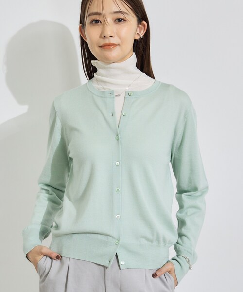 INDIVI(インディヴィ)の「【ウール混/美素材】ベーシック丸首カーディガン(カーディガン/ボレロ・レディース・チャコール/ブラック系3/ベージュ系その他6/レッド系1/グリーン系・13/05/34/15 /38)」の1枚目の写真