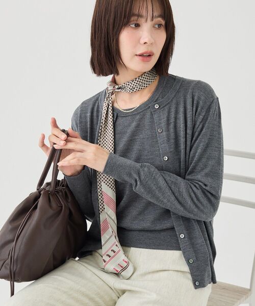 INDIVI(インディヴィ)の「【ウール混/美素材】ベーシック丸首カーディガン(カーディガン/ボレロ・レディース・チャコール/ブラック系3/ベージュ系その他6/レッド系1/グリーン系・13/05/34/15 /38)」の21枚目の写真