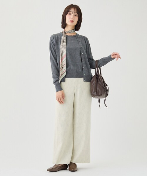 INDIVI(インディヴィ)の「【ウール混/美素材】ベーシック丸首カーディガン(カーディガン/ボレロ・レディース・チャコール/ブラック系3/ベージュ系その他6/レッド系1/グリーン系・13/05/34/15 /38)」の22枚目の写真