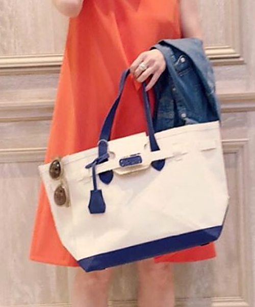 Demi-Luxe BEAMS（デミルクス ビームス）の「LA COUSETTE / 別注 キャンバスベルテッドトート L（トートバッグ・レディース・ブラック/ネイビー・ONE SIZE）」の2枚目の写真