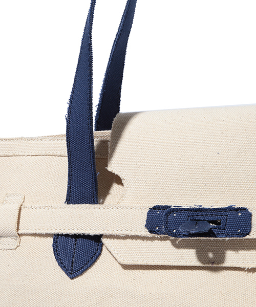 Demi-Luxe BEAMS（デミルクス ビームス）の「LA COUSETTE / 別注 キャンバスベルテッドトート L（トートバッグ・レディース・ブラック/ネイビー・ONE SIZE）」の6枚目の写真