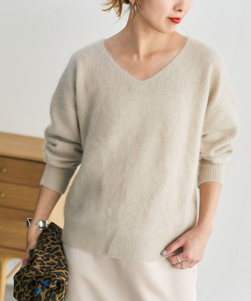 Spick & Span(スピックアンドスパン)の「ウールファーVネックプルオーバー(ニット/セーター・レディース・ベージュ/チャコールグレー/ピンク系その他・FREE)」の2枚目の写真
