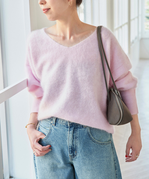 Spick & Span(スピックアンドスパン)の「ウールファーVネックプルオーバー(ニット/セーター・レディース・ベージュ/チャコールグレー/ピンク系その他・FREE)」の3枚目の写真