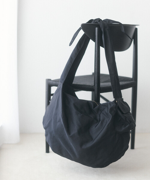 Firsthand(ファーストハンド)の「Firsthand/ファーストハンド ムスビ ビッグショルダートート バッグ【限定展開】(ショルダーバッグ・レディース・ブルー/ブラック/ベージュ・ONE SIZE)」の2枚目の写真