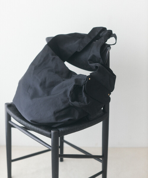 Firsthand(ファーストハンド)の「Firsthand/ファーストハンド ムスビ ビッグショルダートート バッグ【限定展開】(ショルダーバッグ・レディース・ブルー/ブラック/ベージュ・ONE SIZE)」の4枚目の写真