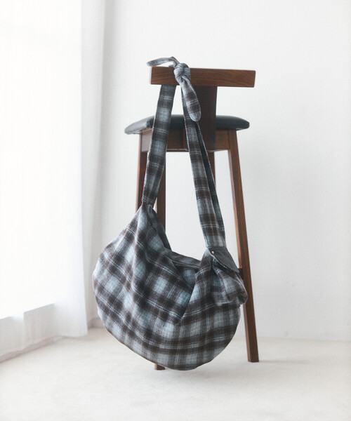 Firsthand(ファーストハンド)の「Firsthand/ファーストハンド ムスビ ビッグショルダートート バッグ【限定展開】(ショルダーバッグ・レディース・ブルー/ブラック/ベージュ・ONE SIZE)」の12枚目の写真