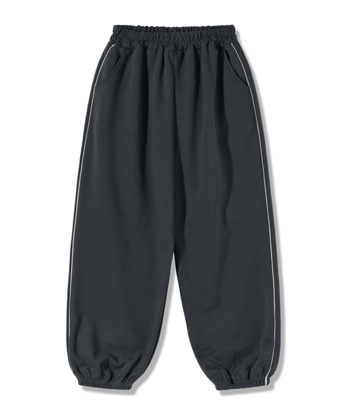 PIANER KIDS(ピアネールキッズ)の「パイピングジョガースウェットパンツ(チャコール)(スウェットパンツ・レディース・チャコール・M(130-140cm)/L(140-150㎝)/S(120-130cm)/XL(150-160㎝))」の1枚目の写真