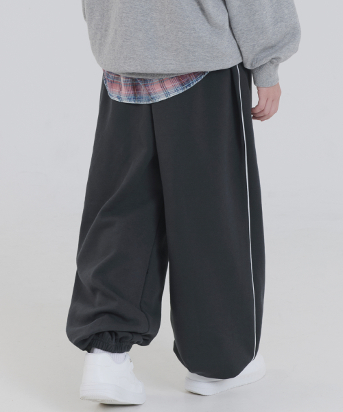 PIANER KIDS(ピアネールキッズ)の「パイピングジョガースウェットパンツ(チャコール)(スウェットパンツ・レディース・チャコール・M(130-140cm)/L(140-150㎝)/S(120-130cm)/XL(150-160㎝))」の3枚目の写真