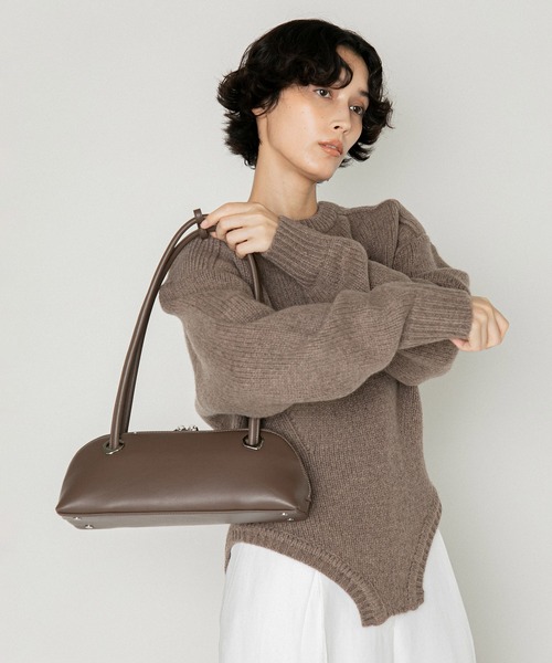 LE VERNIS(ル・ベルニ)の「LE VERNIS(ル・ベルニ)Eyelet slim boston bag(ボストンバッグ・レディース・モカ/ブラック/ピンク・FREE)」の4枚目の写真