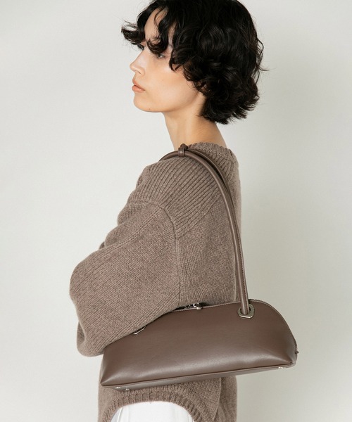 LE VERNIS(ル・ベルニ)の「LE VERNIS(ル・ベルニ)Eyelet slim boston bag(ボストンバッグ・レディース・モカ/ブラック/ピンク・FREE)」の6枚目の写真