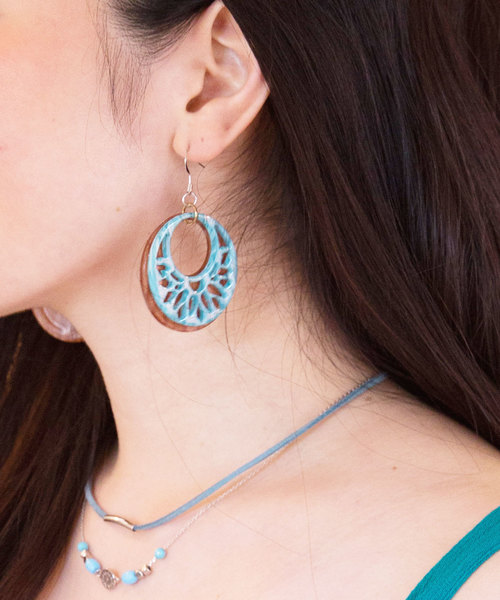 チャイハネ（チャイハネ）の「【チャイハネ】透かし模様ロータスピアス（ピアス（両耳用）・レディース・ホワイト/ブラウン/ターコイズブルー・FREE）」の4枚目の写真